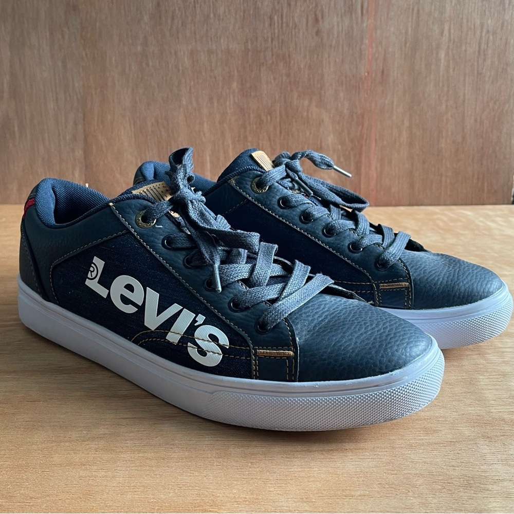 Levi’s denim look lace up sneakers men’s size 8.5 athletic shoes blue casual
